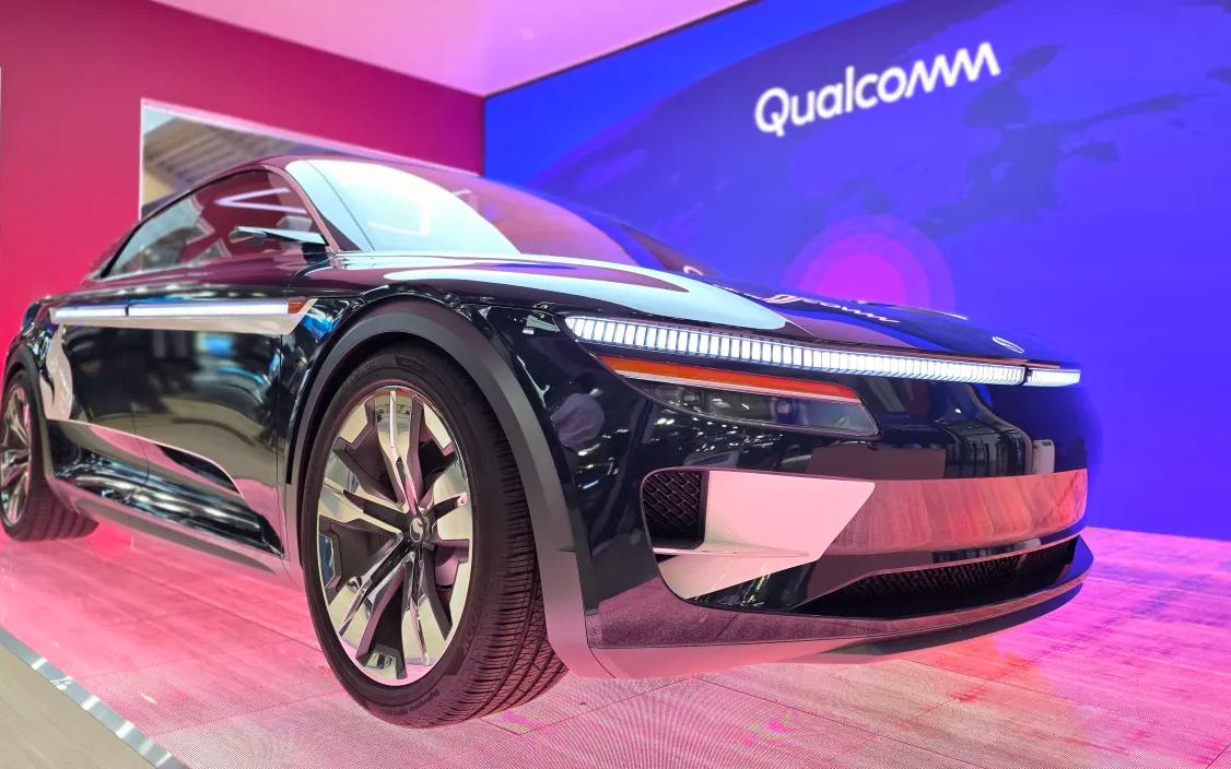 На прошлой неделе Qualcomm и BMW анонсировали систему автономного вождения Система называется Snapdragon Ride Pilot и представляет собой систему помощи водителю Она позволяет управлять автомобилем без помощи рук на некоторых дорогах и даже менять полосу движения но не делает автомобиль полностью беспилотным Система дебютирует на новом BMW iX3 и по словам компаний к 2026 году она станет доступна в 100 странах Qualcomm крупный игрок на рынке процессоров для смартфонов диверсифицирует свой бизнес в новые направления при этом автомобильное направление является одним из ее наиболее быстрорастущих подразделений