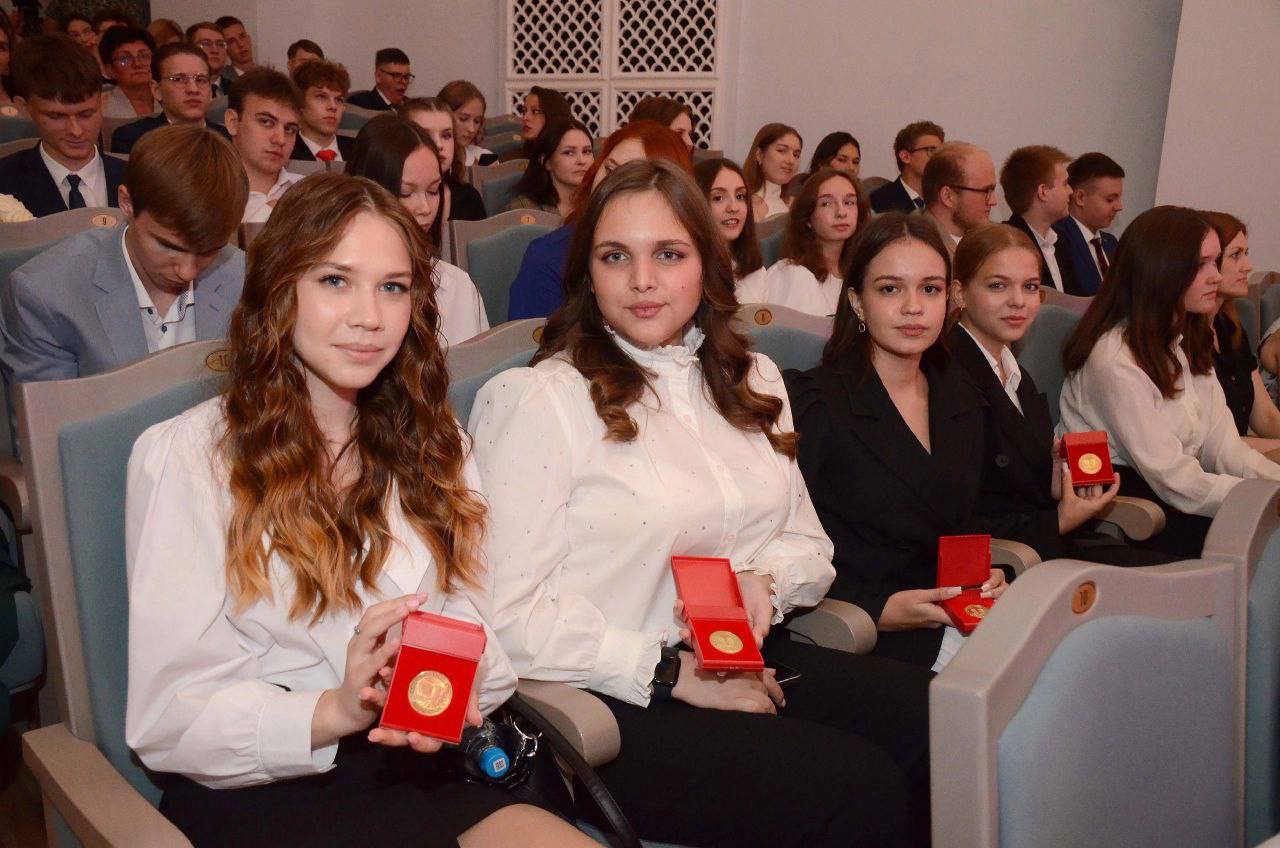 Оренбургские выпускники получат медали «За особые успехи в учении» #Про_Образование 24 июня в Оренбургской областной филармонии состоится торжественное мероприятие, посвященное вручению медалей учащимся, показавшим выдающиеся достижения в учебе. В этом году награды удостоятся 404 одиннадцатиклассника города Оренбурга. Среди медалистов — 281 обладатель первой степени, продемонстрировавший исключительные знания, и 123 лауреата второй степени. Особое внимание заслужила выпускница средней общеобразовательной школы № 62 Ксения Пегачева, сумевшая набрать максимальные 100 баллов одновременно по химии и русскому языку. Всего высшие баллы ЕГЭ в регионе показали 30 учеников, чьи заслуги будут отмечены особо. Кроме индивидуальных достижений учащихся, руководство области подчеркнет вклад образовательных учреждений региона. Награды получат учебные заведения, выпустившие наибольшее число отличников, подтвердив значимость командной работы педагогов и школьников. Мероприятие станет ярким событием, которое поддержит стремление молодых оренбуржцев достигать высоких результатов в науке и образовании. Фото: администрация Оренбурга