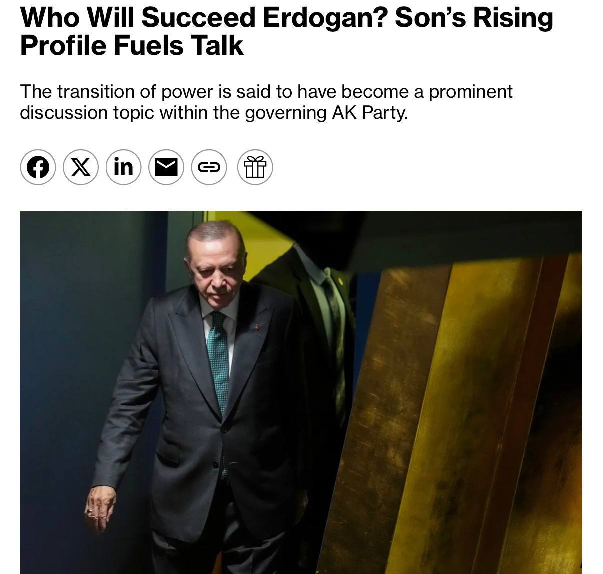 В Турции обсуждают возможного преемника президента Эрдогана Bloomberg Одним из кандидатов называют его сына Билала Эрдогана который становится более заметной публичной фигурой и сопровождает отца на важных встречах Сам Билал отрицает политические амбиции но его активность усиливает спекуляции о будущем продвижении Dagesran today