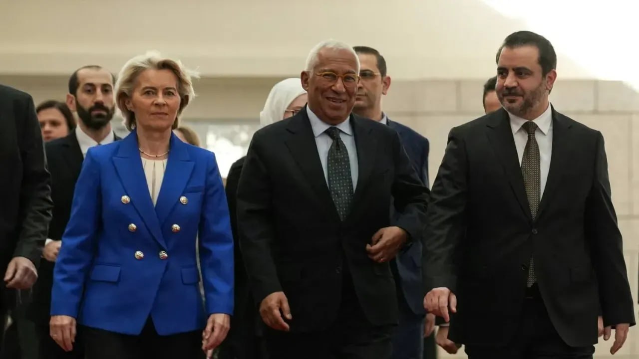 Евросоюз пообещал поддержку Сирии Евросоюз впервые после свержения режима Башара Асада направил в Сирию делегацию высшего уровня и заявил о готовности поддержать восстановление страны Подробнее   Президент Сирии Ахмед аш Шара провел встречу с председателем Европейской комиссии Урсулой фон дер Ляйен и главой Европейского совета Антониу Коштой прибывшими в страну с визитом Встреча состоялась в Народном дворце в Дамаске В переговорах также приняли участие члены делегации Евросоюза Ранее министр иностранных дел Сирии Эсаад аш Шейбани уже провел отдельные встречи с фон дер Ляйен и Коштой Визит представителей Евросоюза на таком уровне стал первым после свержения режима Башара Асада в декабре 2024 года По итогам переговоров председатель Еврокомиссии заявила о готовности Евросоюза оказать Сирии поддержку в процессе восстановления и реконструкции страны После десятилетий страха и молчания сирийцы начали долгий путь к надежде и возрождению Европа сделает все возможное чтобы поддержать восстановление Сирии сказала она Глава Европейского совета в свою очередь заявил что делегация Евросоюза прибыла в Дамаск чтобы продемонстрировать неизменную поддержку Сирии Впереди еще долгий путь но вы уже сделали первые шаги отметил он Руководители Евросоюза подчеркнули что восстановление Сирии потребует времени и устойчивой международной поддержки Евросоюз снял санкции с Сирии 20 мая 2025 года Будьте в курсе последних новостей с TRT на русском