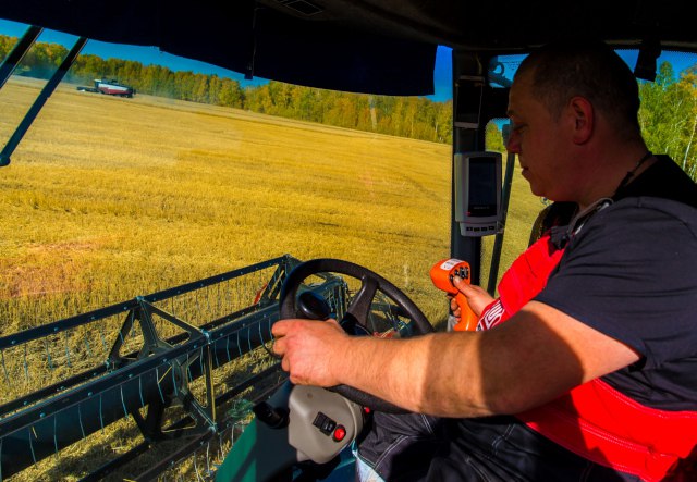 Аграрии Южного Урала получили премию Законодательного Собрания   www up74 ru articles obshchestvo 167471 В этом году почетные награды лауреаты получили в своих муниципальных округах Премия Законодательного Собрания Челябинской области в сфере АПК ежегодно присуждается 30 работникам отрасли за добросовестный и безупречный труд высокое мастерство и преданность профессии В этом году депутаты регионального парламента приняли решение вручать почетные награды в муниципальных округах