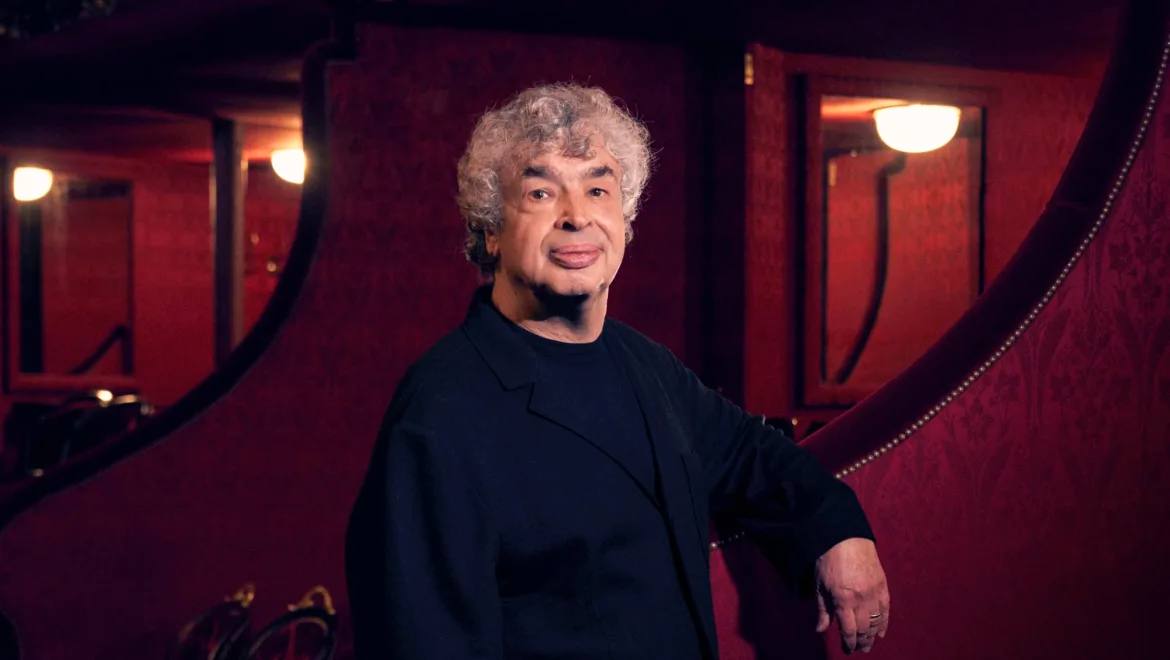 На должность музыкального руководителя Парижской оперы сроком на четыре сезона с 1 августа 2028 года назначен дирижёр Семён Бычков Однако приступит к своим обязанностям он уже в 2026 году Семён Бычков родился в 1952 году в Ленинграде окончил Ленинградское хоровое училище имени Глинки и поступил в класс Ильи Мусина в Ленинградской консерватории Уже в 19 лет он дирижировал Евгением Онегиным В 1974 м эмигрировал из СССР Карьера Бычкова в Америке с 1983 года он гражданин США и Европе складывалась чрезвычайно успешно и с Парижской оперой он также неоднократно сотрудничал как музыкальный руководитель он выпустил здесь постановки Бал маскарад 2007 Тристан и Изольда 2008 Электра 2022 а сейчас работает над Евгением Онегиным дебютом актёра Рэйфа Файнса в качестве оперного режиссёра Подробности и другие события хроники Театр во время боевых действий Месяц 47 по ссылке