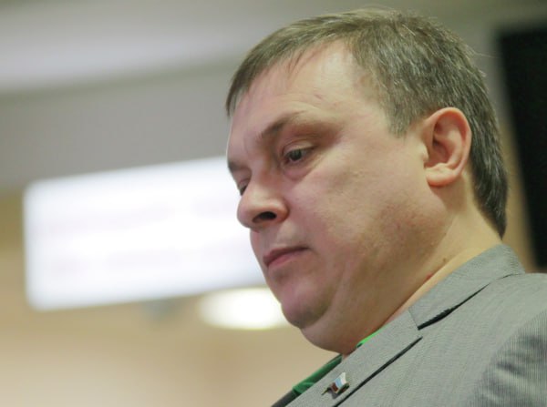 Продюсер Андрей Разин объявлен в розыск Ранее ему заочно предъявили обвинение в мошенничестве в особо крупном размере с денежными средствами поэта Сергея Кузнецова Такие данные со ссылкой на материалы дела приводит ТАСС По информации следствия продюсер долгое время использовал поддельный договор с Кузнецовым для получения денег как правообладатель музыкальных произведений группы Ласковый май Андрею Разину грозит до десяти лет колонии Подписаться на Говорит Москва Telegram VK MAX