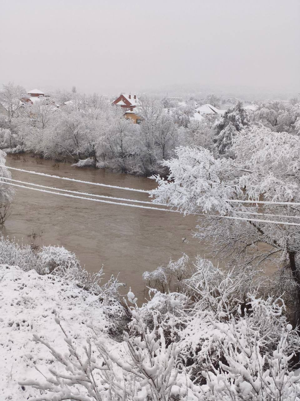 Сирены и угроза затопления Ночью жители Горячего Ключа готовились к эвакуации На курорте сработала система оповещения Из за снегопада уровень реки Псекупс резко подскочил Власти попросили людей убрать машины на возвышенности и быть готовыми покинуть дома К счастью к утру вода сошла а река вернулась в русло худший сценарий не сбылся Но без последствий не обошлось стихия выключила свет в районе Из за аварий обесточены станицы Саратовская Мартанская Суздальская Имеретинская Черноморская и село Фанагорийское Энергетики пытаются вернуть напряжение в сеть gk news11 Подписаться на kpkuban Читать нас в MAX