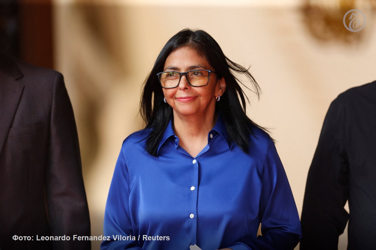 Давление США на Дельси Родригес заметно усилилось в американских СМИ появилась информация о криминальном прошлом исполняющей обязанности президента Венесуэлы В публикациях приводятся выдержки из досье Управления по борьбе с наркотиками DEA Согласно этим материалам госпожа Родригес находится под наблюдением управления с 2018 года а в 2022 году была обозначена как приоритетная цель в связи с предполагаемой ключевой ролью в наркотрафике в Южной Америке Ей вменяют в вину целый ряд преступлений от торговли наркотиками до контрабанды золота Публикациям предшествовал визит директора ЦРУ Джона Рэтклиффа в Каракас совпавший по времени со встречей в Вашингтоне президента Дональда Трампа с лидером венесуэльской оппозиции Марией Кориной Мачадо Администрация США ясно дает понять что в случае если Дельси Родригес проявит несговорчивость она рискует повторить судьбу Николаса Мадуро а ее потенциальной сменщицей может стать госпожа Мачадо Подписывайтесь на Ъ в Telegram в MAX Оставляйте бусты