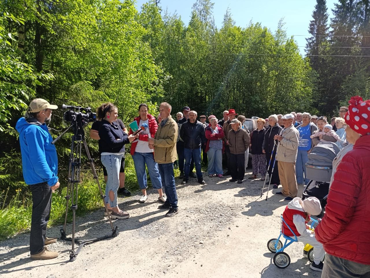 Жители восьми СНТ под Петрозаводском бьют тревогу: подъездную дорогу, которую они десятилетиями обслуживают за свой счёт, могут исключить с карты. По словам дачников, местная администрация намерена провести заседание депутатов и признать дорогу ошибочно нанесённой. Тем временем автомобили ломаются, врачи по грунтовке с трудом добираются до больных, а такси и самосвалы и вовсе отказываются приезжать. Владельцы домов в СНТ выиграли уже два суда по этому вопросу, но теперь опасаются, что путь к участкам могут просто "стереть" с официальных документов, чтобы не брать его на баланс поселения. 5 5 5 Подписаться Прислать новость