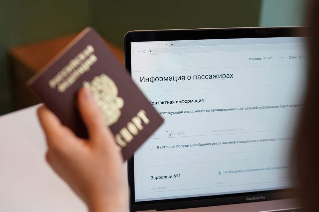 Игра в невылет авиапассажиры получили шанс на полную компенсацию при овербукинге Генпрокуратура предложила Минтрансу внести изменения в Воздушный кодекс и установить материальную ответственность перевозчиков за злоупотребления при сверхбронировании сообщают Известия Инициатива стала ответом на жалобы пассажиров которым неоднократно отказывали в перелете В 2025 году транспортная прокуратура оштрафовала за овербукинг авиакомпании НордСтар Северный ветер S7 и других перевозчиков на сумму более 900 тыс рублей Генпрокуратура считает что для пресечения противоправной деятельности авиакомпаний необходимо дополнительное правовое регулирование для чего предлагает внести в статью 120 1 Воздушного кодекса РФ Ответственность перевозчика за просрочку доставки пассажира багажа или груза изменения предусматривающие материальную ответственность перевозчика за несоблюдение договоров перевозки овербукинг В случае отказа в предоставлении места из за сверхбронирования перевозчик будет обязан в течение 10 дней выплатить пассажиру штраф в размере стоимости билета Подписаться на PRO transport