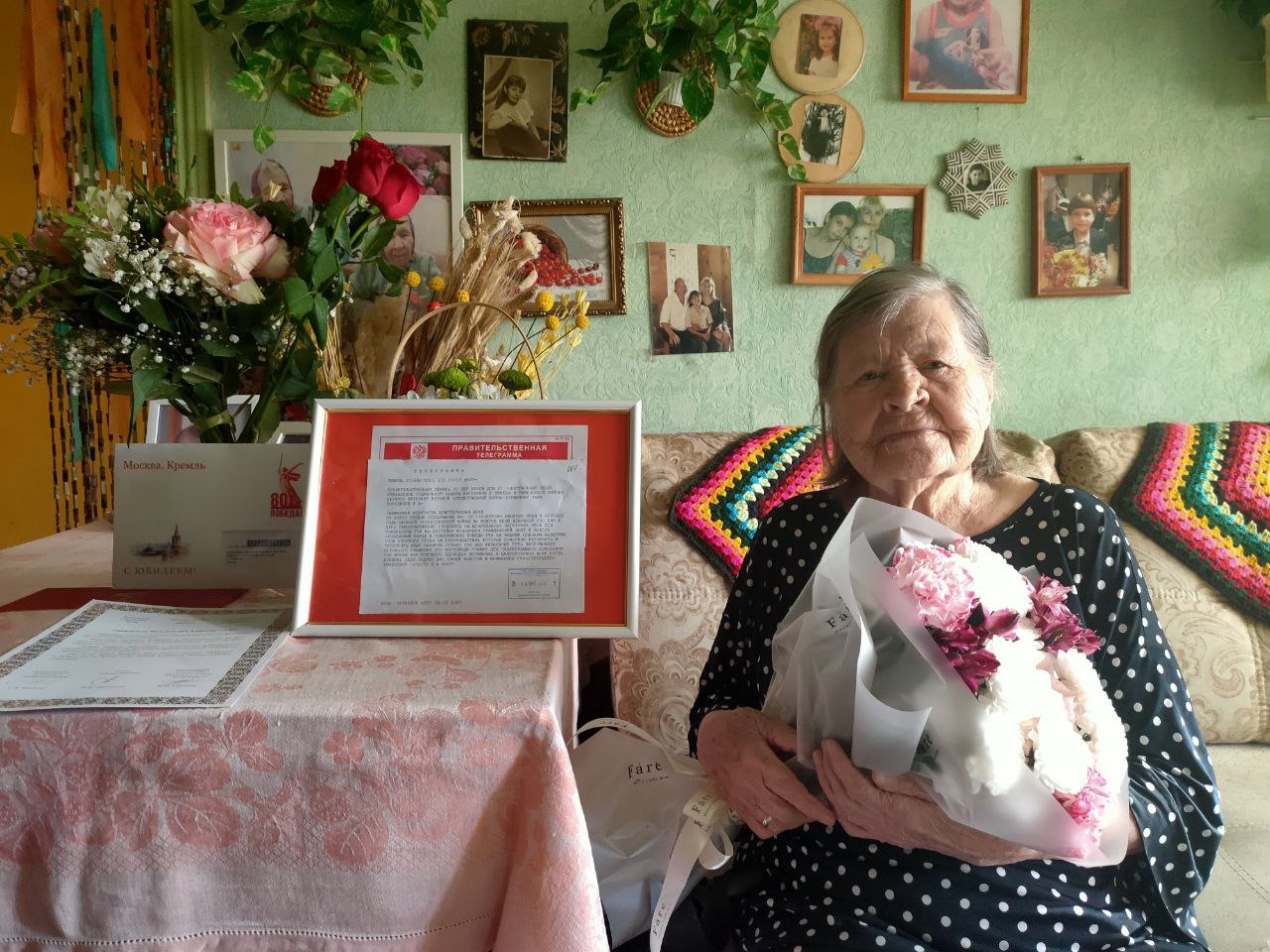 100 летний юбилей отмечает труженица тыла из Тюмени Феоктиста Алистарховна Бородина Поздравить ветерана приехали представители управления соцзащиты населения Тюмени и Тюменского округа Имениннице вручили подарки и персональные поздравления от Президента России и губернатора Тюменской области Феоктиста Алистарховна родилась 15 октября 1925 года в деревне Кирсаново Исетского муниципального округа Отец умер рано мама осталась с двумя детьми В 1929 году они переехали в Тюмень где девочка окончила 4 класса Затем вернулись в деревню там мама начала работать телятницей В 15 лет девушка снова отправилась в Тюмень где устроилась рабочей в школу Параллельно трудилась на заготовке леса под Тобольском вносила вклад в обеспечение фронта дровами и шпалами для железнодорожных путей Трудовой подвиг Феоктисты Алистарховны отмечен медалью За доблестный труд в Великой Отечественной войне 1941 1945 гг После войны ветеран устроилась на Тюменскую сетевязальную фабрику Также участвовала в добыче глины и песка для производства кирпичей В дальнейшем трудилась билетером кинотеатра Космос курьером ГТРК Регион Тюмень и в переплетном цехе СибНИПИгаза Сейчас Феоктиста Алистарховна живет рядом с дочерью Также у нее есть сын двое внуков и правнучка Департамент соцразвития Тюменской области