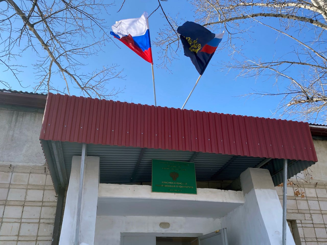 Краснокаменская межрайонная прокуратура поддержала в суде государственное обвинение по уголовному делу в отношении 72-летнего местного жителя. Он признан виновным по п. «а» ч. 2 ст. 264 Уголовного кодекса Российской Федерации  нарушение лицом, находящимся в состоянии опьянения и управляющим автомобилем правил дорожного движения, повлекшее по неосторожности причинение тяжкого вреда здоровью человека .  Суд установил, что в июле 2024 года в вечернее время мужчина в состоянии алкогольного опьянения, управляя автомобилем «Lexus LX470», отвлекся от дороги, своевременно не предпринял мер к снижению скорости и совершил наезд на велосипедиста, двигавшегося в попутном направлении по краю проезжей части.  В результате дорожно-транспортного происшествия велосипедист получил телесные повреждения в виде переломов ребер с повреждением тканей легкого и попаданием воздуха и крови в грудную полость, а также переломы ключицы, лопатки справа и рукоятки грудины.  Краснокаменский городской суд назначил подсудимому наказание в виде 3 лет 2 месяцев лишения свободы условно с испытательным сроком 3 года, а также лишил его права управления транспортом на 2 года.  Приговор не вступил в законную силу.