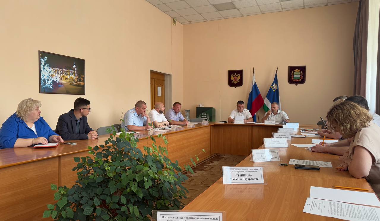 Спасатели усиливают контроль: на «Серебряной миле» вводят дополнительные меры безопасности для отдыхающих В Благовещенске усилят меры безопасности на городском пляже. Несмотря на то, что на территории четко обозначено место для купания оно ограничено буями и дежурят спасатели, отдыхающие продолжают купаться в запрещенных местах и пытаться переплыть затон. На внеочередном заседании КЧС под руководством заместителя мэра Благовещенска Виталия Рудненка, озвучили новые меры безопасности на городском пляже. Ключевые из них: ограничение доступа на пляж с 20:00 до 10:00. На это время территория будет закрыта для посещения, организовано дежурство. Мера начнет действовать на этой неделе; на постоянной основе на воде на протяжении всего времени работы пляжа ежедневно с 10:00 до 20:00 будут дежурить плавсредства; спасатели будут пресекать все попытки купаться в запрещенных местах. Напомним, купаться можно только на том участке, который ограничен буями; на воде разместят полсотни средств спасения спасательные круги на специальных стойках, установят также плавучий понтон; власти города прорабатывают регламент работы пляжа в зависимости от сезонности. Будут приняты решения о датах и времени открытия/закрытия пляжа. ‼ Горожанам также напоминают, несмотря на все принятые меры, ответственность лежит и на самих отдыхающих.