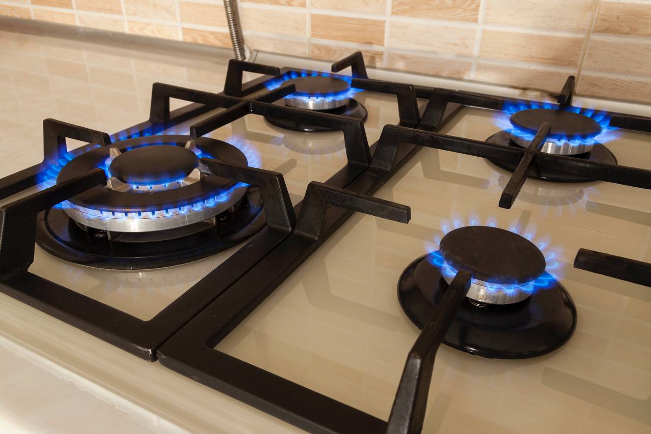 Регионы получат дополнительные средства на программу социальной газификации До конца года на программу социальной газификации 18 регионам будет направлено дополнительное финансирование Средства получат Адыгея Башкирия Дагестан Кабардино Балкария Карелия Крым Марий Эл Мордовия Чувашия Краснодарский и Хабаровский края Владимирская Ивановская Калининградская Курганская Смоленская Тамбовская и Ульяновская области На какие цели направлены средства Эти средства регионы смогут использовать для предоставления льготным категориям граждан субсидии на приобретение оборудования и подключение домов к газовым сетям Размер такой субсидии составит не менее 100 тыс рублей Кто имеет право на субсидию Многодетные родители и люди с невысокими доходами участники специальной военной операции и члены их семей инвалиды I группы а также граждане ухаживающие за детьми инвалидами ветераны Великой Отечественной войны Всего в 2025 году на реализацию программы социальной газификации в 55 регионах направлен 1 млрд рублей Подписаться на Правительство России в MAX