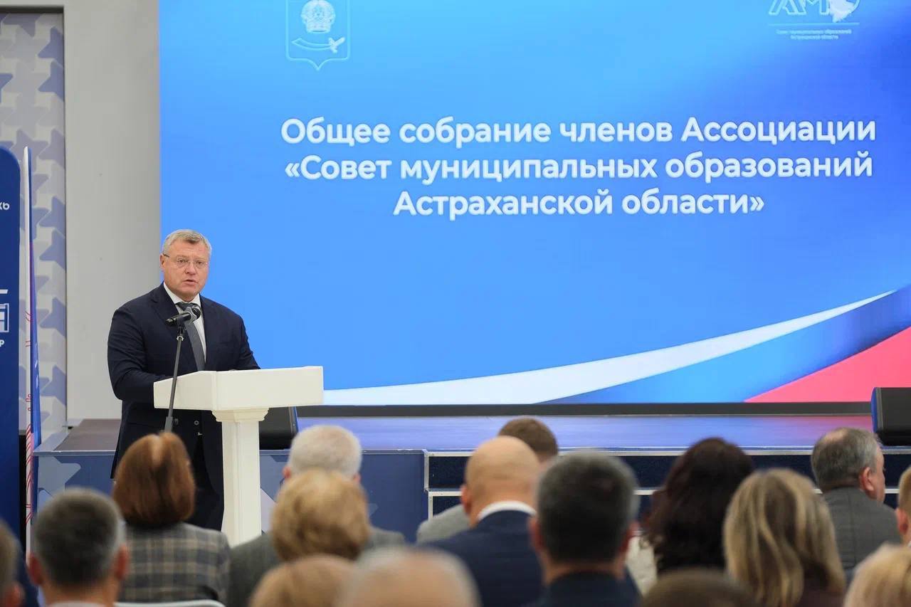 Астрахань примет форум Малая Родина Сила России Об этом сообщил глава региона Игорь Бабушкин Форум проводится в третий раз и соберёт представителей местных администраций со всей страны Он служит платформой для разработки инициатив влияющих на законодательство и стратегии развития муниципалитетов Нам не случайно доверили проведение итогового регионального форума перед президентскими мероприятиями в Москве Мы активно развиваем сельские территории и органы местного самоуправления отметил губернатор Среди участников особое внимание уделяется Ассоциации муниципальных образований председателем которой избран глава Камызякского района Михаил Черкасов Он зарекомендовал себя как ответственный руководитель выступающий на стороне граждан Астрахань 24 в МАХ