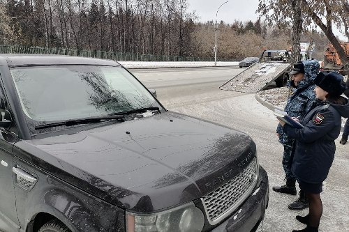 Новосибирский бизнесмен лишился двух Рендж Роверов за долги в 10 млн В Новосибирске бизнесмен лишился двух Land Rover Range Rover за долг в размере десяти миллионов рублей Об этом сообщили в пресс службе ГУ ФССП по региону 11 ноября В отношении предпринимателя возбуждено три исполнительных производства из за кредитной задолженности Приставы вынесли постановление о взыскании исполнительского сбора Но даже арест одной британской иномарки никак не повлиял на бизнесмена Он продолжал уклоняться от уплаты долга Поэтому сотрудники ГУ ФССП лишили сибиряка второго Land Rover Range Rover После безуспешных попыток взыскания включая удержание около 100 тысяч рублей со счета должника судебный пристав арестовал и изъял второй внедорожник британского бренда Ранее арестованный автомобиль также был конфискован Оба Range Rover были погружены на эвакуатор и переданы на ответственное хранение представителю взыскателя сообщили приставы Если должник не погасит долг то его дорогостоящие внедорожники уйдут с молотка