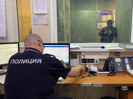 Во Владивостоке охранник завлек школьницу к себе в сторожку, где совершил над ней насилие. Позже он повесился в отделении полиции на ремне 1 мая вечером охранник-пенсионер одной из школ в Первореченском районе отмечает праздник, выпивает на территории школы. Источник сообщает, что каким-то образом он заманивает в сторожку на территории учебного заведения восьмиклассницу из другой школы и, предположительно, совершает насилие над предположительно нетрезвой несовершеннолетней. Жертва обращается в полицию указывает на охранника. Ее отправляют на экспертизу. Его, уже в дупель пьяного, доставляют в ОП №3 для разбирательств. Тут же, как положено, приезжают представители Следственного комитета, давай его опрашивать. Тот, конечно, идет в отказ и просто лыко не вяжет. Его отпускают домой, чтобы тот в себя пришел. Полицейские, в свою очередь, даже не помещают его в обезьянник. Охранник почему-то просит переночевать в участке. Его оставляют в комнате для разбирательств до утра со всеми вещами и одеждой. Ночью даже не проверяют ни разу, что там с ним. Утром приходит уже новая смена… И обнаруживает, что он повесился на ремне. Источник: ТОР Админу