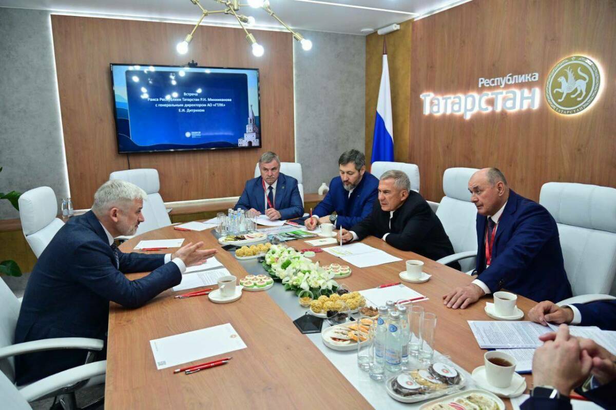 Рустам Минниханов обсудил на ПМЭФ вопросы сотрудничества с главой ГТЛК В ходе Петербургского международного экономического форума Раис Татарстана встретился с генеральным директором АО «Государственная транспортная лизинговая компания» ГТЛК Евгением Дитрихом. Об этом сообщила руководитель пресс-службы Раиса РТ Лилия Галимова. «Совместно с вашей компанией мы успешно обновляем общественный транспорт в республике. Только в прошлом году при вашей поддержке приобретен 171 автобус большого класса. Это позволяет нам создавать комфортную и безопасную городскую среду, а также повышать качество жизни наших граждан», – подчеркнул Рустам Минниханов. ГТЛК успешно работает с крупнейшими машиностроительными предприятиями Татарстана. В частности, ею закупается продукция КАМАЗа, Казанского вертолетного завода, Зеленодольского завода имени Горького. Фото: пресс-служба Раиса РТ