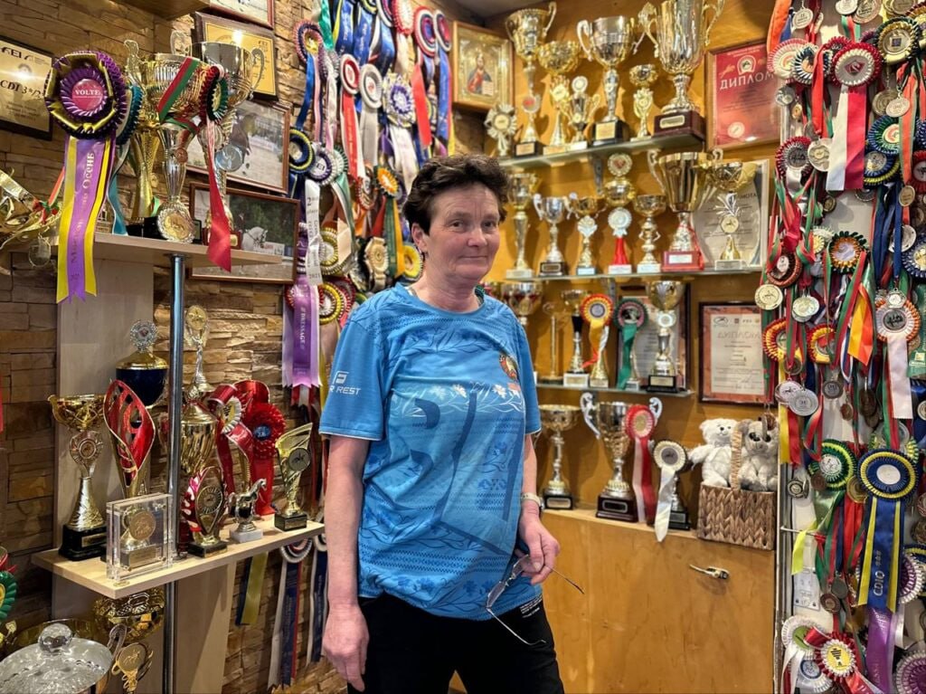 Как белорусская наездница из деревни Городище покорила мировой манеж Мастер спорта международного класса по конному спорту Екатерина Ефремова чье имя известно далеко за пределами Беларуси свой путь к пьедесталам чемпионатов Европы начала с запрета родителей Родители были категорически против этого увлечения считая его опасным Но она пошла наперекор Первой лошадью был жеребец по кличке Фрагмент затем появились другие Крайсер Леонардо Лориот Бриони Последний конь самый любимый и самый дурацкий с улыбкой говорит собеседница Он отрывал руки ломал железо на нем никто не мог ездить А у меня получилось каким то чудом Екатерина Ефремова рассказала чем сегодняшний спорт отличается от прежнего почему нельзя сравнивать наших и импортных лошадей и какое качество важнее денег и техники Городище