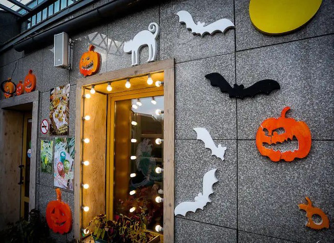 Праздновать Хеллоуин в России это то же самое что переодеваться в Гитлеров в Израиле Виталий Милонов в разговоре с RT предложил штрафовать заведения и учреждения устраивающие вечеринки на Хеллоуин Ответственность должны нести официальные лица которые принуждают людей и в особенности детей праздновать Хеллоуин Это религиозный языческий праздник Он нам не просто чужд он вреден Санкция для таких устроителей в первую очередь должна быть финансовой а во вторую организационной вплоть до отзыва лицензий на деятельность Про образовательные государственные учреждения я вообще молчу Там чертовщины быть не должно Подписаться на RT ТГ Зеркало MAX