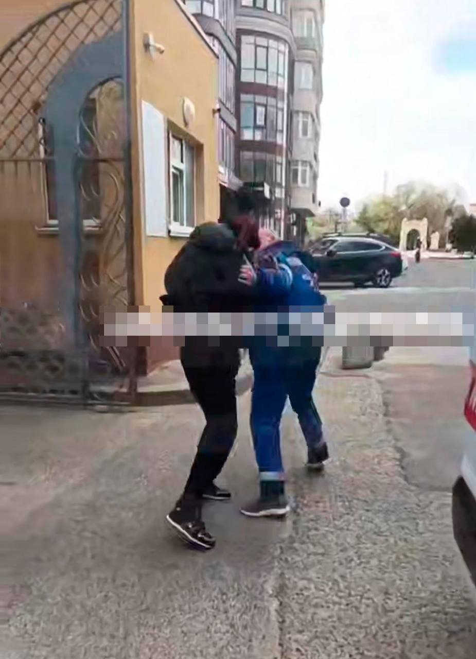 Мужчина напал на сотрудника скорой помощи в Ставрополе. Инцидент произошёл на Партизанской. Медработник обратился в полицию. Его направили на прохождение судебно-медицинской экспертизы, сообщили в краевом главке. Подписаться прислать новость