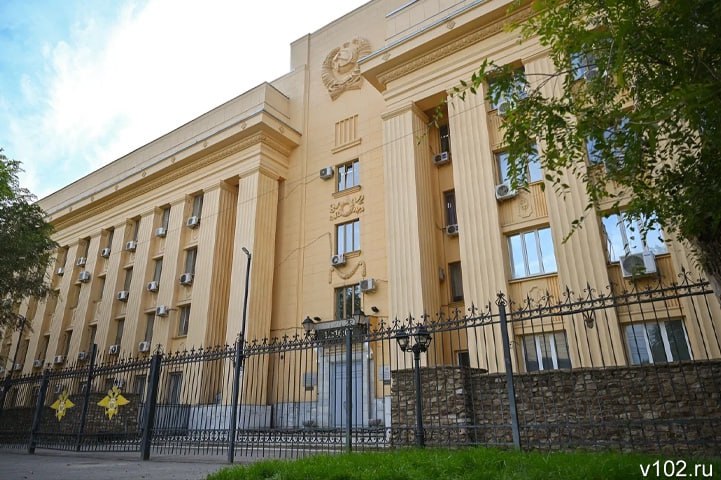 Управление ФСБ России по Волгоградской области объявило о наборе желающих связать свою жизнь со службой Выпускники школ и ссузов могут бесплатно получить высшее юридическое образование в профильном вузе ФСБ в Санкт Петербурге Претендентам должно быть от 16 до 22 лет в случае если они ещё не проходили срочную службу а также до 24 лет если они уже отслужили Должны будущие чекисты и отвечать требованиям к физическому и психологическому здоровью иметь необходимую физическую подготовку и демонстрировать успехи в учёбе Отметим желающие связать свою жизнь со служением родине могут обратиться в региональное управление ФСБ по телефону 8 8442 30 32 71 Заявки от абитуриентов желающих поступить в профильный институт в 2026 году принимаются до 1 декабря 2025 года