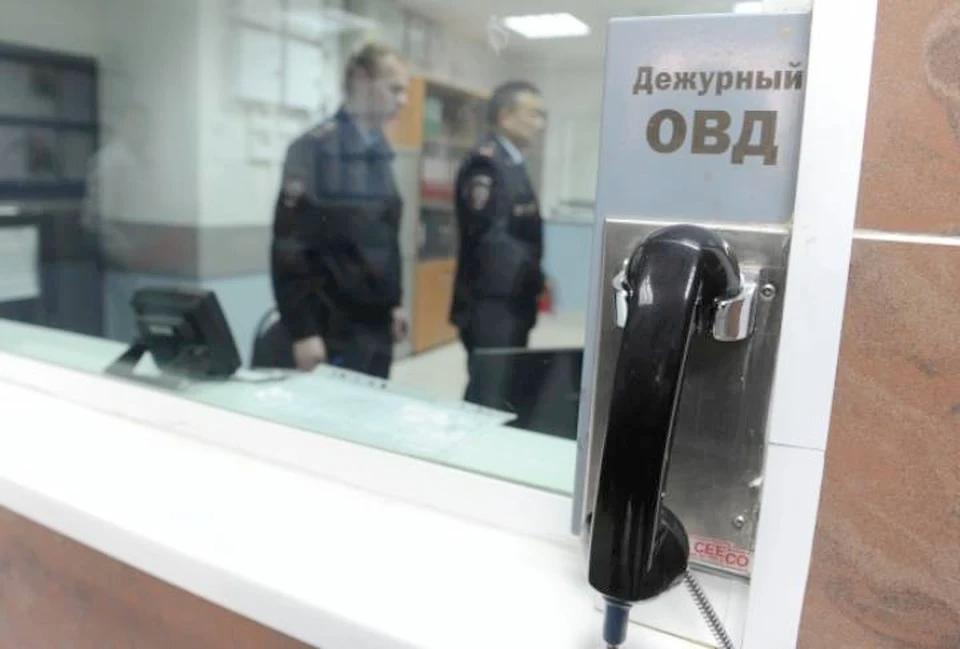 Житель Голопристанского округа украл у односельчанина аккумулятор от трактора В Голопристанском округе сотрудники уголовного розыска раскрыли кражу. Заявление о преступлении поступило от местного жителя. Он сообщил, что злоумышленник проник на земельный участок и похитил аккумулятор от трактора, а также карту памяти из легкового автомобиля. Общая сумма ущерба составила 10 500 рублей. «В ходе оперативно-розыскных мероприятий полицейские установили и задержали подозреваемого. Им оказался 28-летний житель села Малые Копани», – рассказали в ГУ МВД России по Херсонской области. Мужчина признался в совершении преступления и рассказал, что использовал похищенный аккумулятор на своем транспортном средстве, а карту памяти – в личных целях.