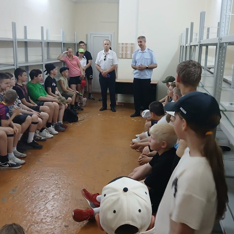 На прошедшей неделе в спортивной школе олимпийского резерва состоялись инструктажи, целью которых было повышение бдительности учащихся и обучение их правильным действиям в условиях террористических угроз. Кроме того, в рамках Всероссийского месячника антинаркотической направленности и популяризации здорового образа жизни прошла лекция-дискуссия с обучающимися, на которой обсуждалась крайне актуальная и важная тема «Скажем наркотикам: НЕТ». В ходе мероприятия акцент делался на важности выбора здорового образа жизни, который включает в себя занятия спортом и ведение активного досуга.