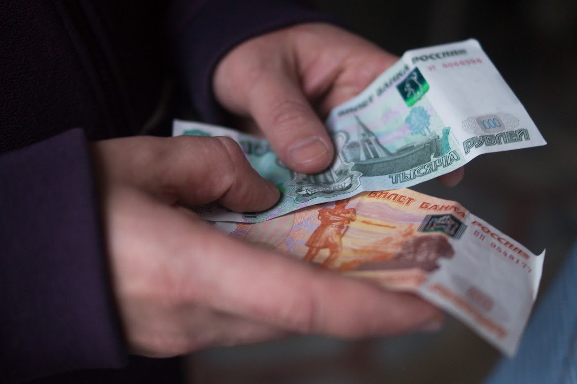 Сервисы уральского банка Агропромкредит стали недоступны из за ареста активов Клиенты уральского банка больше не могут пользоваться его дебетовыми картами оплачивать кредиты и получать зарплату Поводом для этого стал иск Генеральной прокуратуры к организациям миллиардеров Бикова и Боброва В настоящее время отдельные сервисы банка включая СБП оплату картами могут быть недоступны Банк проводит все необходимые действия для скорейшего восстановления работы сервисов в полном объеме сообщили в пресс службе банка Среди населенных пуктов страдающих из за ограничений в работе банка оказалось несколько промышленных городов где расположены предприятия Корпорации СТС утверждает телеграм канал Другой Комаровский Например после введения ограничений в Ноябрьске ЯНАО случился финансовый коллапс так как клиенты банка не могут снимать наличные с карт делать переводы расплачиваться в магазинах и оплачивать кредиты Контекст Банк Агропромкредит оказался в ограничительном списке по иску против миллиардеров Артема Бикова и Алексея Боброва Олигархи через банк выводили на иностранные счета в Австрии и Швейцарии доходы от продажи коммунальных ресурсов Генпрокуратура просит национализировать большую часть активов Корпорации СТС принадлежащей Бикову и Боброву It s My City запросил комментарий у Агропромкредита но не получил ответа It s My City