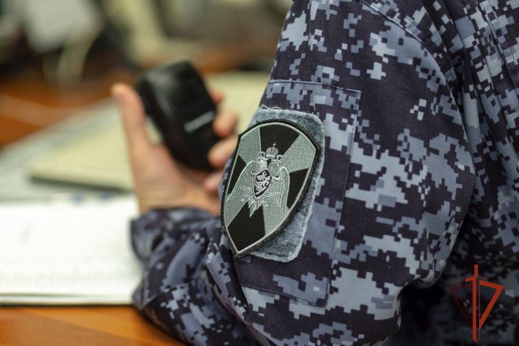 В Новокузнецке росгвардейцы оказали содействие при задержании жителя соседнего региона, который может быть причастен к хищению имущества владельца гаража  В вечернее время на маршруте патрулирования стражи порядка получили информацию о местонахождении предполагаемого виновника в имущественном преступлении. По улице Стадионной росгвардейцы совместно с сотрудником органов внутренних дел задержали 20-летнего молодого человека с признаками алкогольного опьянения. По предварительной информации, задержанный может быть причастен к хищению из гаража 23-летнего новокузнечанина домкрата и строительных инструментов. Спустя время владелец имущества обнаружил пропажу вещей и обратился к правоохранителям. Информация будет установлена в ходе проверки, по результатам которой будет принято решение в соответствии с законодательством.