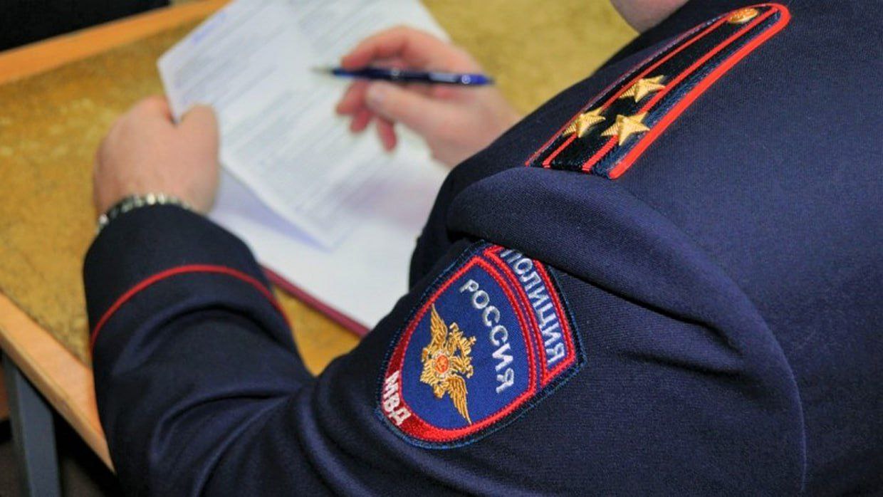 Студентка из Чебоксар перевела мошенникам более 1,5 миллионов рублей после проведения «видеообыска» 22-летней девушке позвонила женщина, представившаяся сотрудницей почты, и предложила перейти по ссылке для получения посылки. После нескольких неудачных попыток авторизации поступил новый звонок, в котором студентке сообщили, что она недавно общалась с мошенниками из Украины, завладевшими ее личными данными, которые планируют использовать их для поддержки военных другого государства. Как сообщает МВД по Чувашской Республике, в панике студентка последовала инструкциям дозвонившихся: через видеосвязь показала квартиру родителей, включая и сбережения. Их она перевела для «декларирования», добавив деньги нескольких микрозаймов. Когда обещанные деньги ей не вернули, девушка поняла, что попалась на уловку мошенников, и обратилась в полицию. Правоохранительные органы настоятельно призывают граждан быть осторожными и не передавать по телефону личных данных, не переводить незнакомым денег.