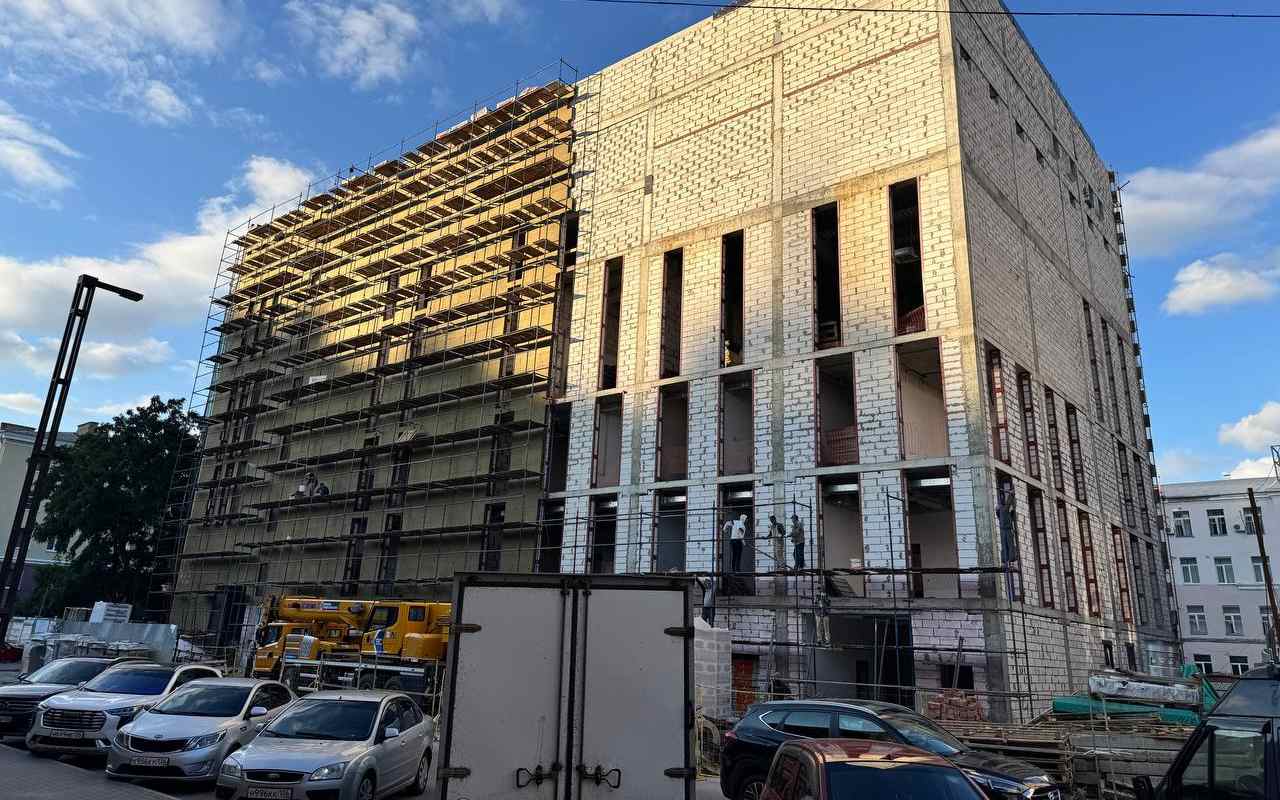 Минстрой верит в завершение репетиционного корпуса театра оперы и балета в Воронеже к 30 сентября а строители нет Министерство строительства Воронежской области ответило на запрос Абирега в прокуратуру о переносе сроков и росте стоимости на 166 млн рублей при возведении репетиционного корпуса театра оперы и балета Чиновники объясняют это неучтенными коммунальными сетями и опасностью обрушения гостиницы Азимут Прокуратура не видит причин для вмешательства а строительные эксперты не верят в завершения объекта за месяц В официальном письме заместителя министра Владимира Жебина говорится срок выполнения работ продлен до 30 сентября 2025 года из за находящихся в зоне застройки ранее неучтенных шести кабелей КЛ 6кв и невозможности разработки котлована способом предусмотренным проектно сметной документацией в связи с высоким риском обрушения соседних зданий Техническая готовность объекта составляет 61 на 20 августа 2025 года ранее сообщали что на середину июля здание было готово на 60 По данным Единой дирекции капстроительства в полном объеме выполнены работы по демонтажу здания перенесены сети канализации произведен вынос электрических кабелей Частично завершены гидроизоляция штукатурные работы монтаж кровли и инженерных систем Бюджет проекта вырос с первоначальных 555 миллионов до 721 6 миллиона рублей Увеличение произошло в связи с ростом в 2021 2022 годах цен на строительные ресурсы по результатам повторной госэкспертизы от февраля 2024 года Подрядчику ООО ТСП Воронеж Строй Комплекс выплачен аванс 303 миллиона рублей под банковскую гарантию Сбербанка до 30 октября Министерство подчеркивает в случае неисполнения контракта министерство вправе направить требование банку о возврате неотработанного аванса Однако в строительных кругах ходят слухи о кризисе подрядчика По данным Абирега из компании братьев Вороновых массово увольняются специалисты и якобы не осталось ни одного сотрудника со строительным образованием Чиновники заверяют работы на объекте ведутся предпосылок к неисполнению государственного контракта не имеется t me abireg
