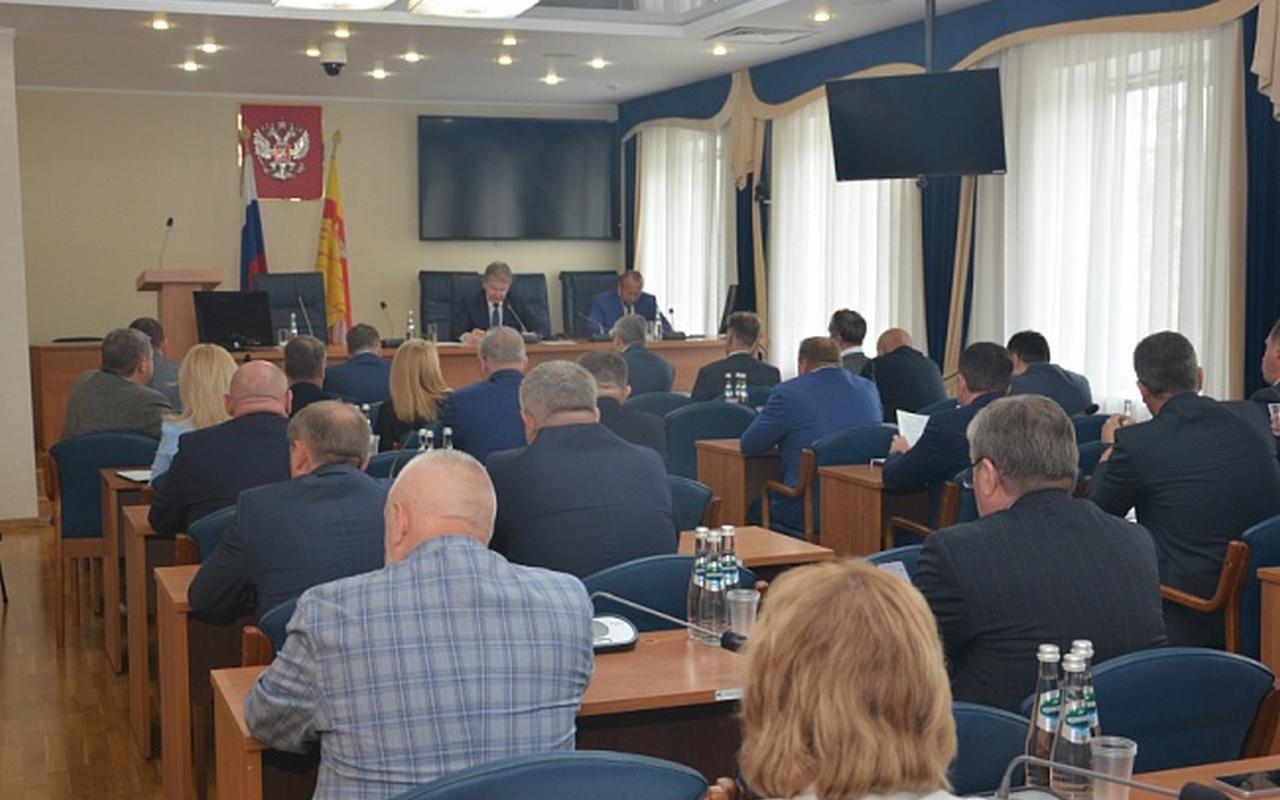 Публичные слушания по корректировке Устава города на август назначили воронежские депутаты. Особое внимание на заседании было уделено приведению Устава города в соответствие с федеральным законодательством. В частности, проект уточняет механизмы непосредственного участия населения в управлении городскими делами, определяя более четкие формы взаимодействия граждан с местной властью. Он также детализирует полномочия органов местного самоуправления, распределяя ответственность между различными уровнями власти и конкретными должностными лицами.