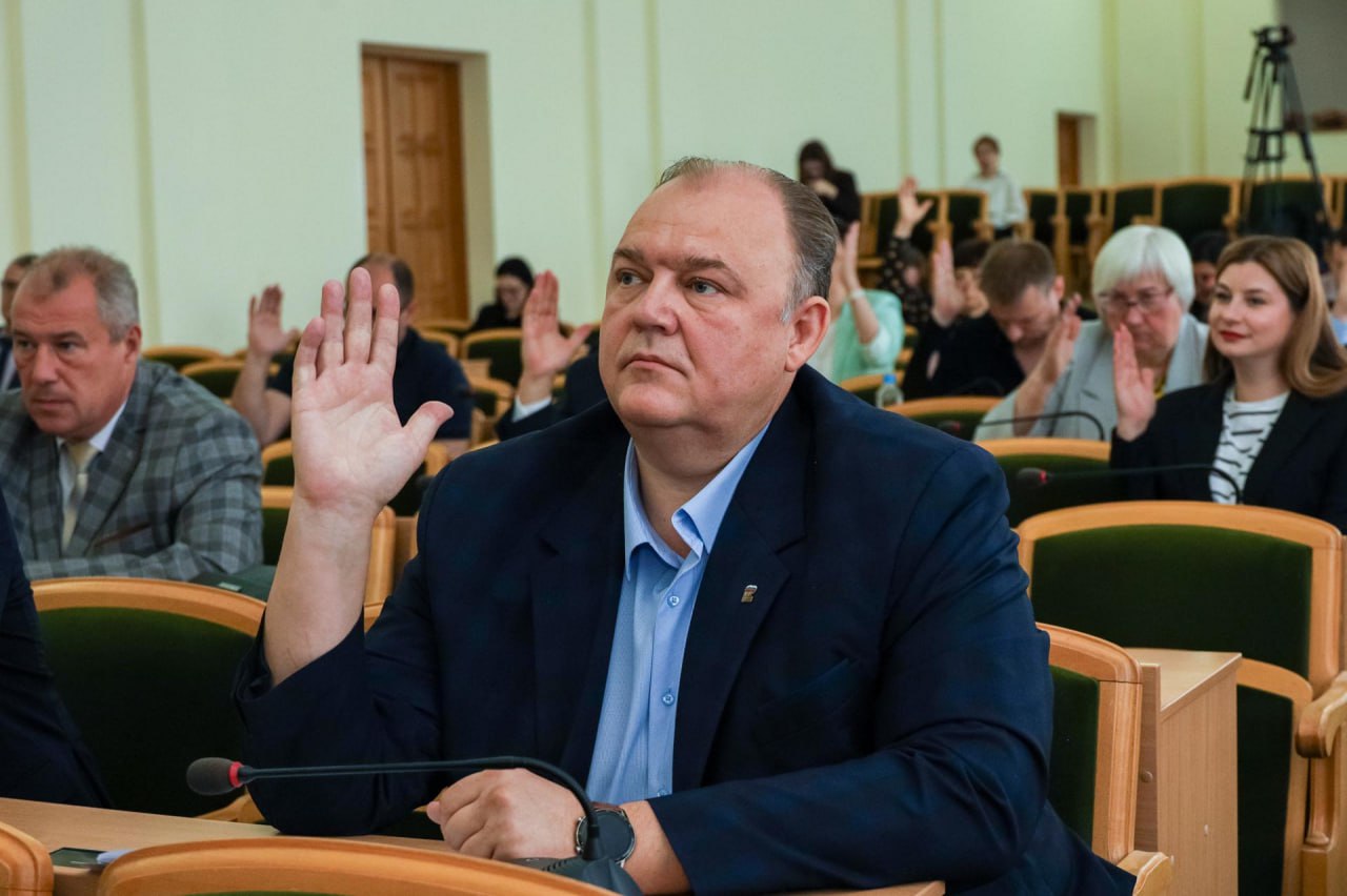 Депутаты установили требования к сезонным залам обслуживания посетителей объектов общепита  Так, в ходе заседания Народного Совета ЛНР 29 мая был утверждён ряд требований:    вход в сезонный зал должен располагаться не более 10 метров от входа в объект общепита, к которому тот относится, либо же сезонный зал должен примыкать к такому объекту;   размещение сезонного зала допускается в период с 1 апреля по 30 октября;   обустройство сезонного зала должно учитывать необходимость оборудования зала декоративными ограждениями, позволяющими определить вход и границы зала;   при размещении зала учитываются иные требования и ограничения, установленные федеральным и региональным законодательствами.    Подтвердить соответствие сезонного зала обслуживания посетителей и получить соответствующий документ можно будет в уполномоченном Правительством ЛНР исполнительном органе.