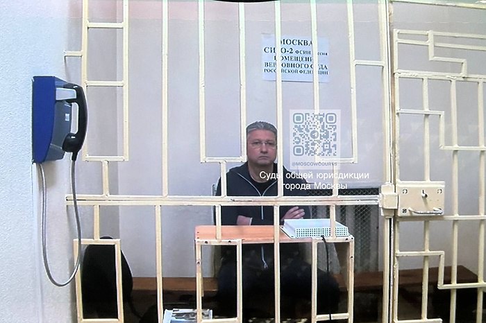 Такой Тимур Иванов один У экс зама Шойгу нашли часы с необычной надписью Именные часы с гравировкой Такой Тимур Иванов один обнаружили в коллекции элитных часов экс заместителя министра обороны РФ Тимура Иванова которому накануне 12 сентября было предъявлено окончательное обвинение сообщает ТАСС Часы были изъяты при обыске в загородном доме экс чиновника На третьем этаже жилого дома в гардеробной комнате с полки шкафа изъято наручные часы без марки с надписью Такой Тимур Иванов один говорится в материалах дела Также у Иванова нашли часы в количестве 44 штук в основном премиальных брендов в числе которых Patek Philippe Breguet Сartier Tank Francaise Marine Hublot Vintage Breitling Из российских брендов Полет коллекции Полет стиль В коллекции в основном наручные часы но встречаются настольные и карманные uralweb ru