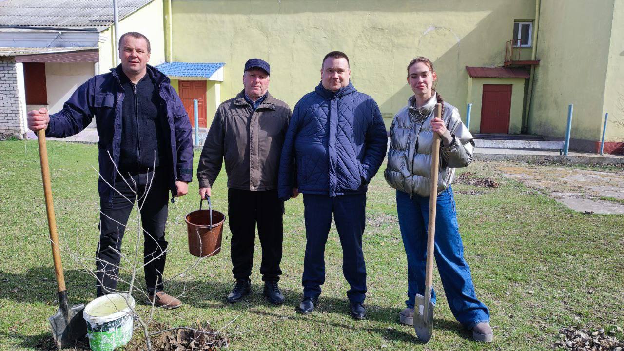 В Голопристанском округе прошла высадка деревьев в честь Дня воссоединения Крыма с Россией  В Бехтерском сельском поселении на территории Дома культуры активисты посадили более 20 саженцев клена и дуба.   "Пусть саженцы, посаженные в этот день, станут символом надежды, роста и процветания для всего Крыма и нашей великой Родины", - отмечается в сообщении.   Радио Таврия - подписаться