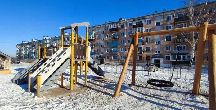 Новый двор на радость жителям столицы БАМа Завершены работы по благоустройству дворовой территории по улице Мохортова дом 5 Теперь местные жители могут наслаждаться обновленным пространством с новыми лавочками и урнами а также удобными тротуарами которые делают прогулки более комфортными Детская площадка недавно появившаяся в нашем районе быстро завоевала популярность среди детей Теперь активные жители могут с комфортом заниматься спортом на уличных тренажерах наслаждаясь свежим воздухом и приятной атмосферой На обновление дворовой территории было выделено более 7 миллионов рублей В результате двор превратился в полноценное общественное пространство доступное для жителей близлежащих домов Благоустройство стало возможным благодаря инициативе Юрия Трутнева полпреда в ДФО Программа 1000 дворов стала отправной точкой а затем была продолжена проектом Дальневосточные дворы Существенную поддержку в реализации и продлении этой инициативы оказал Президент России Всего в этом году благодаря программе Дальневосточные дворы обновят 14 дворовых территорий в Благовещенске Белогорске Свободном Завитинске Райчихинске Тынде Шимановске Зее Прогрессе и Циолковском В следующем году в Тынде планируют провести обновление общественной территории на улице 8 Марта В прошлом году в Тынде преобразили дворовые территории по адресам улица Кирова дома 2 4 и 6 В рамках проекта установили новые пешеходные дорожки скамейки урны современное освещение а также обустроили детскую и спортивную площадки Кроме того по этой программе в регионе преобразились 48 дворовых территорий На это было выделено 334 миллиона рублей Информация и фото правительства Амурской области ТЕЛЕПОРТ РФ здесь все об Амурской области  Мы в МАХ  Написать нам