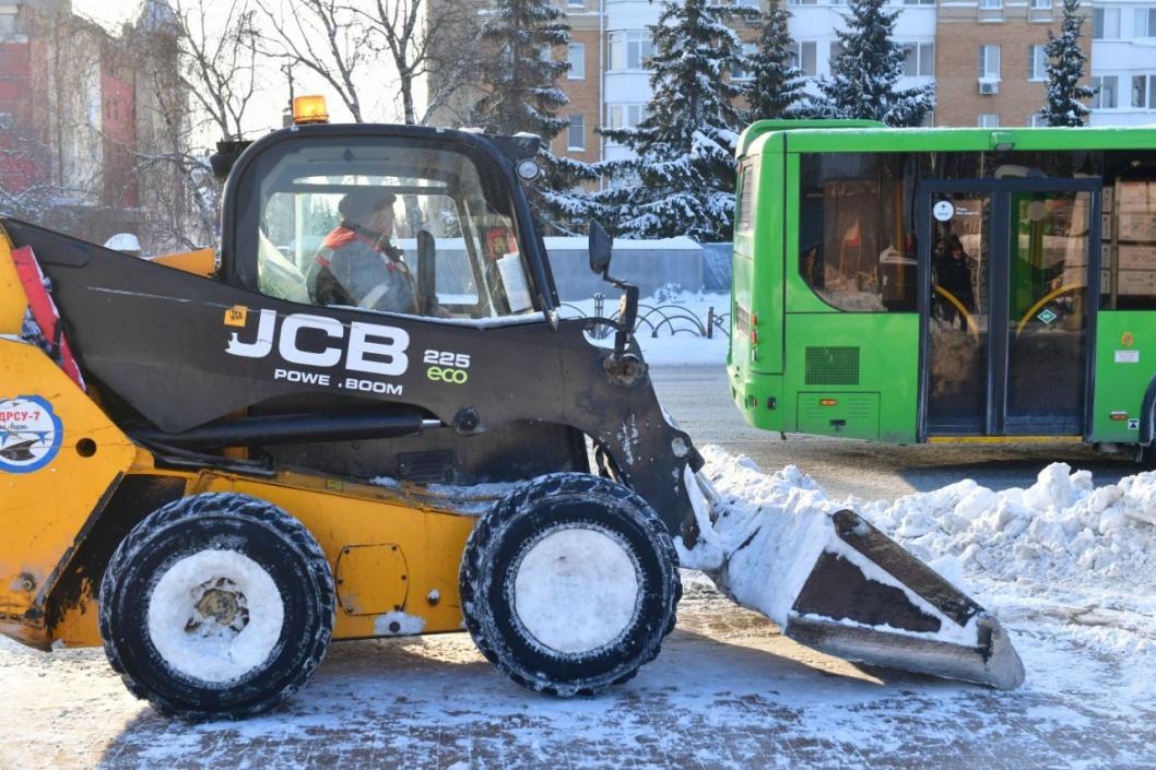 Погода остается нестабильной, дорожные службы продолжают работать в усиленном режиме  Ночью дорожные службы активно работали над обработкой региональных дорог. Для этого была задействована специальная техника, которая равномерно распределяла противогололедные материалы по проезжей части.   Это позволило предотвратить образование ледяного покрова и обеспечить безопасное движение транспорта.