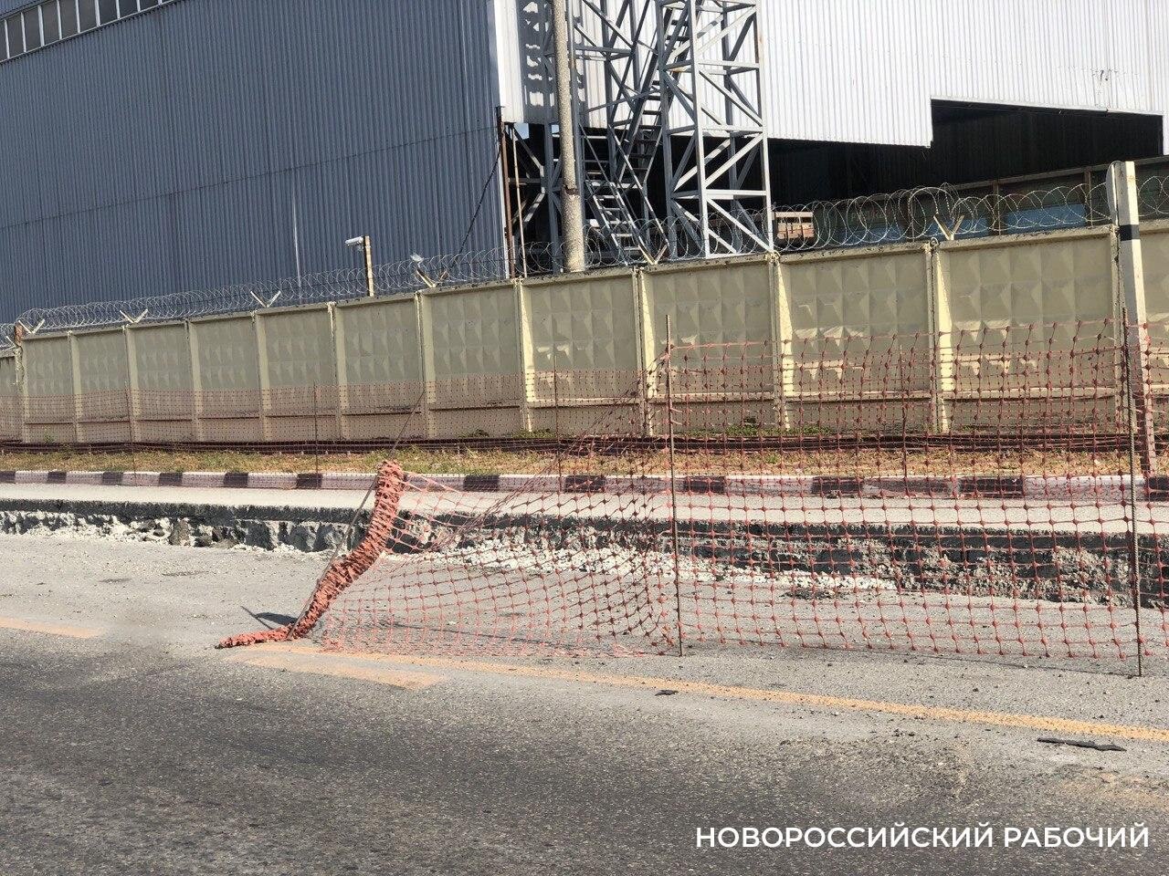 В Новороссийске траншея на улице Мира которую обещали засыпать к 21 ноября простоит как минимум до 1 декабря Причина повторного переноса сроков необходимость восстановить железобетонное основание дороги что не было учтено в первоначальной смете Документацию на дополнительное финансирование до сих пор рассматривает краевая госэкспертиза Работы по замене аварийного участка водовода завершены траншея засыпана щебнем но полное восстановление дорожного покрытия откладывается novorab official Мы в МАХ