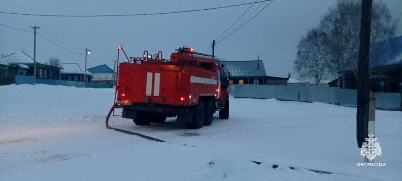 Сгорел рядом с диваном  Огнеборцы МЧС России и добровольной пожарной команды ликвидировали пожар в частном доме в деревне Амангильдино Абзелиловского района на площади 10 квадратных метров.  К сожалению, в ходе тушения на полу в зале был обнаружен погибший 57-летний мужчина.  Причина пожара устанавливается, расследование проводит дознаватель МЧС России.  МЧС России напоминает:  не кури в постели;  периодически осматривай электрооборудование на наличие повреждений, трещин и износа проводов;  не перегружай сеть;  установи пожарный извещатель: прибор звуком предупредит об опасности.