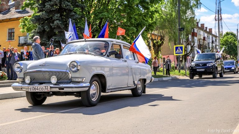 В Фокинском районе Брянска состоялся масштабный автопробег Более 100 автомобилей проехали по военно-историческим местам. ƃℾ подписаться прислать новость