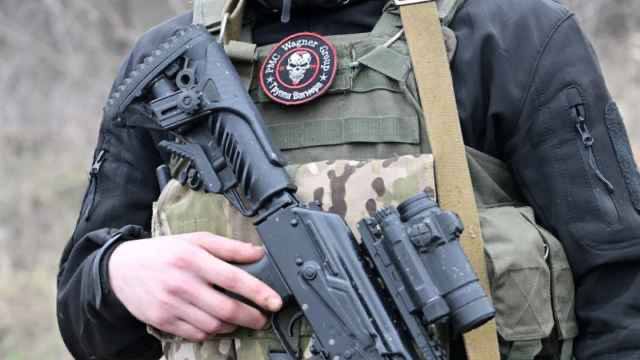 Расстрел на руднике «Вагнера» в ЦАР: 11 убитых   На золотом руднике в Ндассиме, который находится под контролем ЧВК «Вагнер» в Центральноафриканской Республике, были расстреляны 11 человек. Об этом сообщает Associated Press со ссылкой на местных жителей и гуманитарные организации.   Событие произошло в минувшую среду, примерно в 450 км к востоку от Банги, столицы страны. По словам местного жителя Сержа Пунематчи, его сын оказался среди убитых. Все жертвы находились в районе раскопок в поисках остатков золота, когда их убили без суда и следствия.   Жителям соседних деревень запрещён доступ к руднику, который находится под охраной российских наёмников.