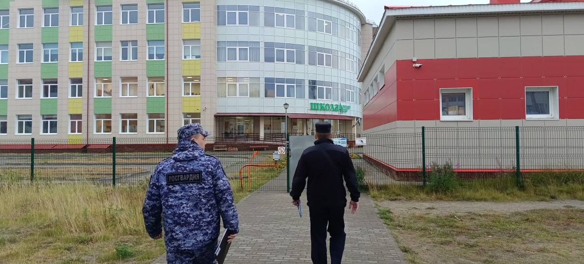 Росгвардия проверяет безопасность школ НАО перед началом нового учебного года Сотрудники регионального отдела вневедомственной охраны войск национальной гвардии Российской Федерации участвуют в комиссионном обследовании образовательных учреждений и избирательных участков Ненецкого автономного округа Перед началом нового учебного года и Единого дня голосования росгвардейцы вместе с коллегами из УМВД России по НАО и других взаимодействующих органов проверяют соблюдение требований безопасности и антитеррористической защищённости Мы проверяем работоспособность систем тревожной сигнализации видеонаблюдения и других технических средств охраны проводим инструктажи с работниками школ и охранных организаций Например по действиям в случаях возникновения угрозы совершения террористического акта и иного противоправного посягательства на объект образования Всё это необходимо для повышения уровня безопасности нашего населения и прежде всего подрастающего поколения рассказал начальник пункта централизованной охраны ОВО ВНГ России по НАО майор полиции Сергей Семёнов Фото Росгвардия НАО