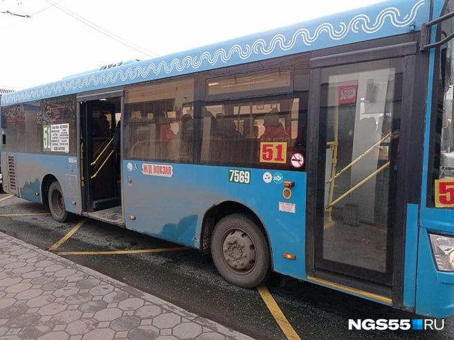 Омский перевозчик Анатолий Войтенко рассказал ngs55news когда на маршруты города выйдут 50 новых автобусов среднего класса По словам Анатолия Войтенко перевозчики остановили свой выбор именно на автобусах среднего класса потому что для большого транспорта нет такой наполняемости Все подписали в декабре должны прийти новые автобусы марки Паз Вектор Новые теплые хорошие автобусы Как только придут поставим их на 59 й ОНПЗ Биофабрика 73 й Стрельникова Романенко маршруты а также на 343 ДСК 2 СНТ Любитель 3 и 470 ДСК 2 Романенко последний запустим через центр Это будут машины среднего класса Я думаю что нет такой наполняемости чтобы были нужны автобусы большого класса Всех вроде вывозим рассказал Анатолий Войтенко Перевозчик добавил что особенно горожане ждут 470 й маршрут ДСК 2 Романенко Он прекратил свою работу в 2023 году после того как автобусы убрали из центра города Транспорт снова будет ходить через улицы Гагарина и Интернациональную а на маршруте будут работать те автобусы которые сейчас ходят на 59 м и 73 м направлениях а также на 51 м Заря 2 Сады Березка NGS55 теперь в МАХ