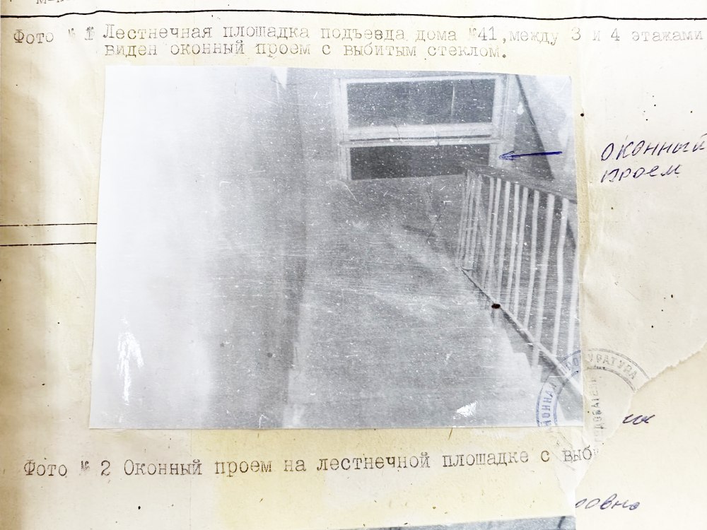 В Ачинске ревнивец толкнул подругу в подъезде, она выпала в окно и погибла Ачинца будут судить за причинение своей девушке тяжкого вреда здоровью, повлекшего ее смерть. Преступление он совершил более 28 лет назад, все эти годы оно числилось нераскрытым, сообщили в прокуратуре. В 1997 году нетрезвый 25-летний житель Ачинска общался со своей девушкой на лестничной площадке одного из домов. Там между возлюбленными произошел конфликт, молодой человек в порыве гнева толкнул девушку. Она полетела по лестнице, выбила окно на лестничной площадке между 3 и 4 этажами и упала на землю. От полученных травм девушка погибла на месте. Преступление долгие годы оставалось нераскрытым. В рамках проводимой работы по раскрытию дел прошлых лет были повторно изучены материалы. После этого мужчину задержали. Он признался в содеянном. Скоро дело рассмотрит Ачинский городской суд.