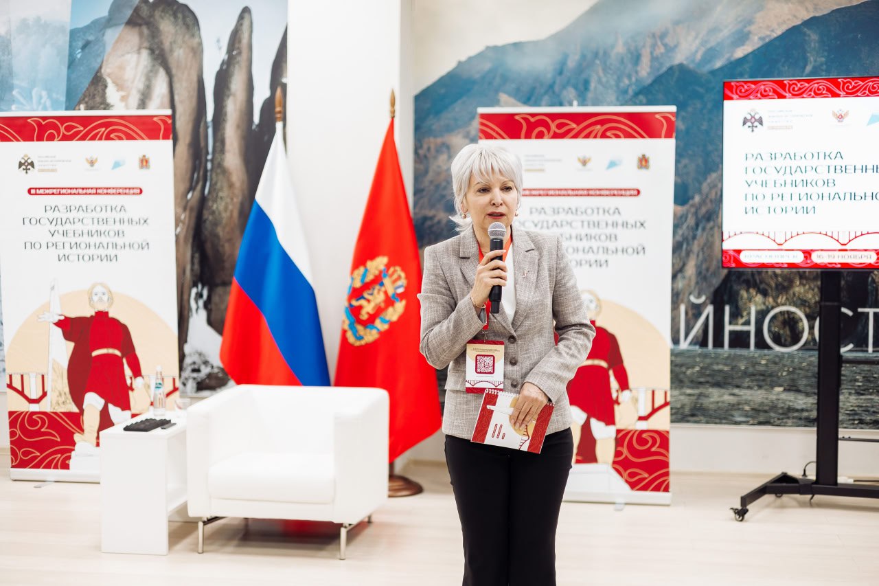 Единый учебник по истории Красноярского края находится в разработке Задачей занимается авторский коллектив учителя истории специалисты краевого института развития образования и педагоги КГПУ Команда уже подготовила методические рекомендации для проведения таких уроков исходя из возраста школьника Пятиклассникам предлагается изучить быт и досуг крестьянских семей Енисейской губернии для семиклассников представлены несколько модулей по истории Великой Отечественной войны Первый посвящен работе заводов и помощи фронту в изготовлении техники и боевых припасов второй подвигам сибиряков Цель регионального учебника по истории через реальные судьбы наших великих земляков рассказать ребятам об истории родного края В будущее издание обязательно войдут и биографии современников Виктора Астафьева Михаила Решетнева Дмитрия Хворостовского героев СВО отметила министр образования региона Татьяна Гридасова на межрегиональной конференции Больше оперативной информации в МАХ