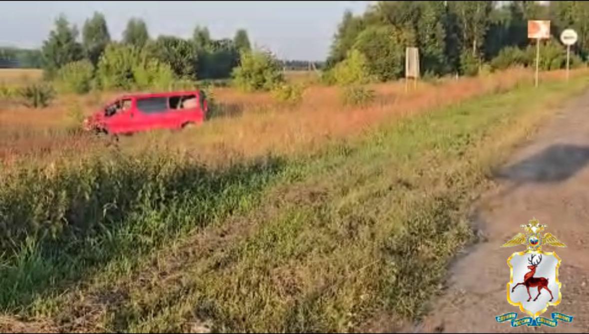 Семь человек пострадали в ДТП на трассе «Москва-Казань» в Воротынском округе Нижегородской области. Всех госпитализировали. По предварительной информации, 24-летний водитель Renault, двигаясь на опережение по полосе разгона, попытался перестроиться на правую полосу дороги и столкнулся с фурой Scania. Из-за этого он потерял управление, вылетел на встречку, а затем съехал в кювет. Пострадали семь пассажиров Renault: пять женщин от 19 до 47 лет и двое мужчин 36 и 57 лет. В полиции выясняют подробности аварии.