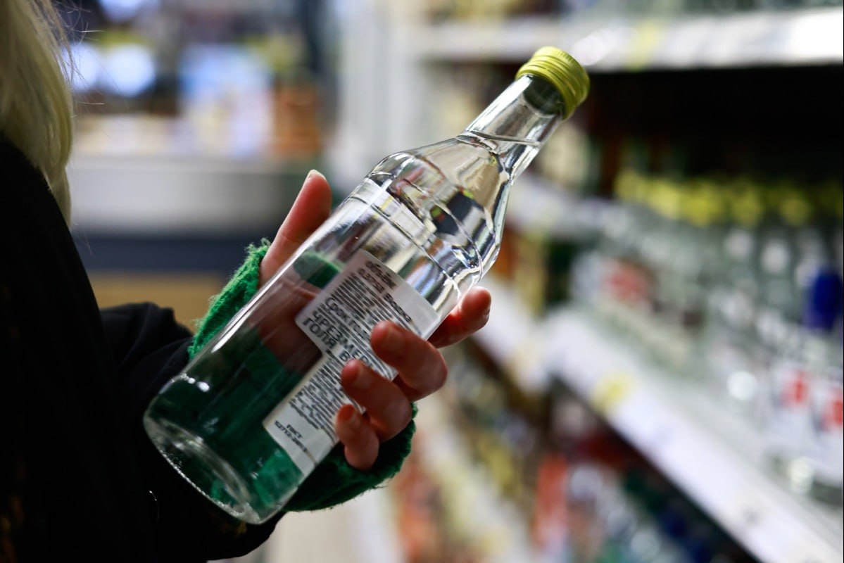 В России предложили запретить алкомаркеты в жилых многоэтажках Магазины, которые специализируются на продаже спиртного, осложняют социальную обстановку рядом с ними. Об этом в письме главе Роспотребнадзора заявил депутат заксобрания Санкт-Петербурга Павел Крупник. Прошу вас рассмотреть вопрос об изменении существующих правил расположения алкомаркетов с целью их вынесения за пределы жилых зон и МКД. К примеру, узкоспециализированные магазины по продаже алкоголя могли бы работать на территории торговых центров и иных подходящих торговых площадках. Поддерживаете? / Подписаться на «Вечерку»