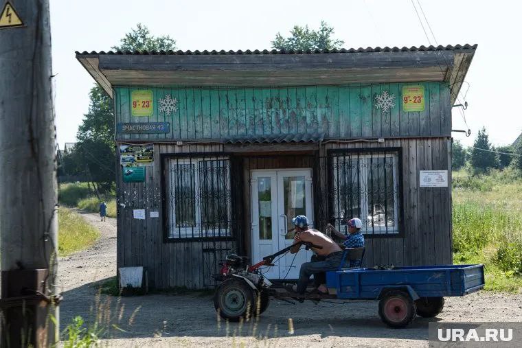 Жители деревни Колотыги в Нытвенском муниципальном округе Пермского края устали жить без магазина. Они попросили чиновников организовать торговую точку. Администрация округа, в свою очередь, обратилась за помощью к бизнес-сообществу.  «Уважаемые предприниматели! В администрацию Нытвенского муниципального округа обратились жители д. Колотыги с просьбой об открытии магазина. В деревне проживают люди пожилого возраста, которые не всегда могут добраться до магазинов в близлежащих населенных пунктах  д. Удалы, ст. Чайковская, ст. Шабуничи и д. Калуги . Просим предпринимательское сообщество рассмотреть возможность открытия магазина в д. Колотыги или организовать доставку продуктов  автолавка », — говорится на странице администрации округа в соцсети «ВКонтакте».  Деревня Колотыги известна с 1782 года. Судя по онлайн-картам, в ней 36 домов. От деревни до ближайших населенных пунктов, где есть магазины около 5-6 км.  Источник    ЧП Пермь    Прислать новость