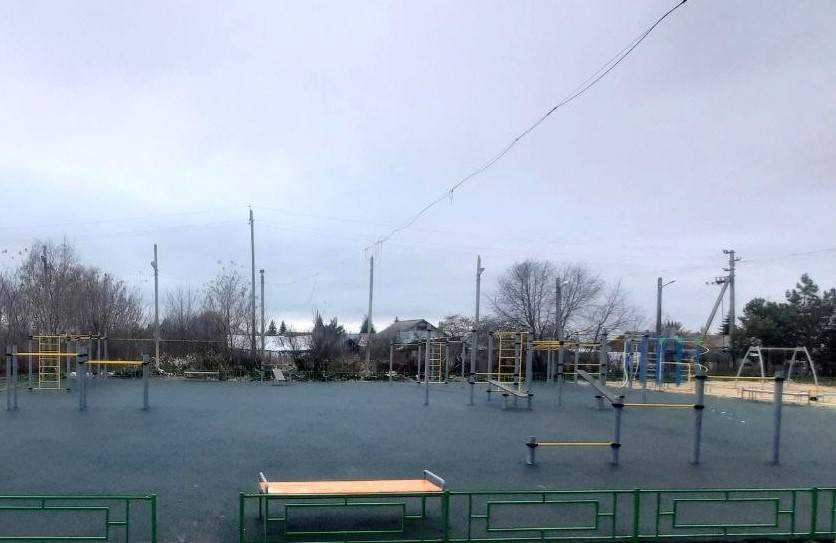 В Нижегородской области начался прием заявок на проект «Вам решать!» Подать заявку можно будет на сайте до 15 сентября по восьми направлениям. Участвовать в проекте могут: жители Нижнего Новгорода и области физические лица территориальное общественное самоуправление ТОС старосты сельских советов. Также доступна подача «Семейной заявки». Все участники могут проверять статус своих заявок в режиме онлайн через личный кабинет. Губернатор Нижегородской области Глеб Никитин отметил, что проект «Вам решать!» — реальный инструмент развития территорий, основанный на принципе соучастия и вовлеченности граждан в процесс принятия решений. «Считаю, что каждый житель Нижегородской области должен иметь возможность влиять на бюджетные процессы и принимать участие в определении приоритетов развития своих территорий. Это может быть благоустройство парков и скверов, ремонт дорог, освещение улиц, создание детских и спортивных площадок и многое другое. Главное — инициатива должна исходить от самих граждан», — подчеркнул Глеб Никитин. Председатель городской Думы Нижнего Новгорода Евгений Чинцов поблагодарил всех, кто принял участие в проекте в предыдущие годы и отметил, что в прошлом году за инициативы проголосовали 590 тысяч человек. «К середине лета большинство работ уже завершено, и у детей появились новые площадки для отдыха. Особенно хотел бы отметить семейные заявки, которые впервые появились в прошлом году и будут приниматься в этом. Именно семейные заявки помогают учитывать интересы членов общества и объединяют семьи», — отметил председатель городской Думы Нижнего Новгорода Евгений Чинцов. В этом году в регионе будут реализованы 462 инициативы, которые стали победителями прошлого конкурса, а всего с 2013 по 2024 год в рамках «Вам решать!» было реализовано около 5 000 проектов. Подписаться Прислать новость