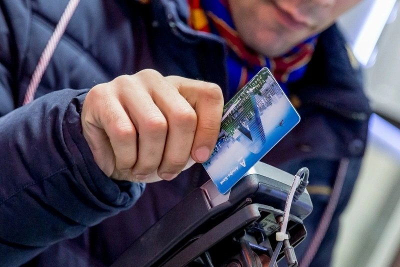 Жителю Петропавловска грозит 6 лет тюрьмы за покупки с чужой карты  Жительница Петропавловска заметила, что с её банковской карты пропали деньги. Она увидела в телефоне уведомления о покупках, которые сама не совершала. Тогда женщина поняла, что потеряла карту, но не могла вспомнить где. Она сразу обратилась в полицию.  Полицейские быстро нашли вора. Мужчина признался, что нашёл карту на улице Чубарова. Убедившись, что рядом никого нет, он взял её и отправился в магазины на 8 км, где потратил 11 тысяч рублей, сообщили "ЧП Камчатка" в правоохранительных органах.  Теперь ему грозит уголовное дело за кражу денег с банковского счёта. По статье 158 УК РФ его могут посадить на срок до 6 лет.