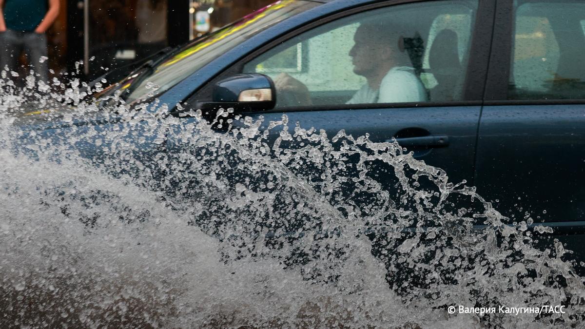 Желтый уровень погодной опасности объявили в Московском регионе из за сильного дождя Дождь продлится всю предстоящую ночь и утро четверга сообщили ТАСС в Гидрометцентре РФ   Подпишись на ТАСС Москва