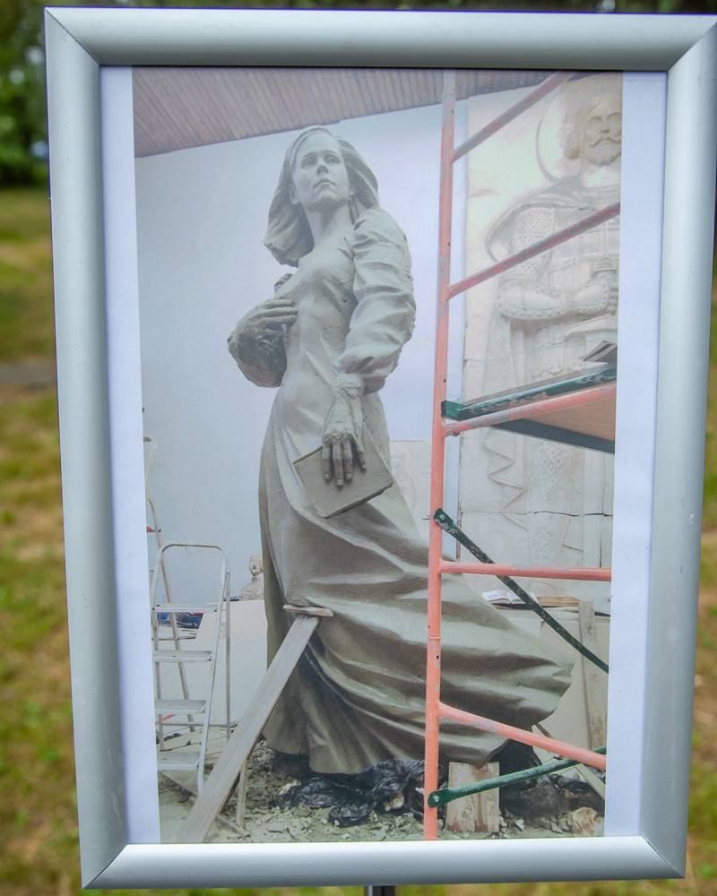 В Одинцово установят памятник Дарье Дугиной высотой 3,5 метра  Бронзовая скульптура дочери ультраправого философа Александра Дугина появится в Одинцовском районе Подмосковья, в парке «Захарово». Здесь проводился фестиваль «Традиция» по дороге с которого погибла девушка.   Об скорой установке монумента рассказал глава Одинцовского городского округа Андрей Иванов. По его словам, памятником занимается скульптор Дмитрий Александров, лично знавший Дугину.   «Проект предусматривает создание не только памятника, но и благоустройство территории. Установим скамейки и подсветку, преобразим окружающее пространство. Все работы должны быть завершены к годовщине гибели — 20 августа»,  — сообщил Иванов.    Дарья Дугина погибла 20 августа 2022 года от взрыва бомбы, заложенной под ее автомобиль. По подозрению в убийстве российские силовики объявили в розыск гражданку Украины Наталью Вовк. Председатель СК РФ Александр Бастрыкин рассказывал, что преступление помог раскрыть искусственный интеллект.    В сентябре 2022-го именем погибшей назвали одну из улиц в Ясногорске Тульской области. В апреле 2024-го бюсты Александра и Дарьи Дугиных выставили в московском парке «Зарядье» — в рамках выставки «И увидел я новое небо и новую землю».
